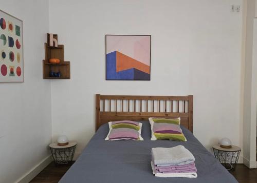 une chambre avec un lit avec deux oreillers dans l'établissement Cozy appart near Bastille, à Paris
