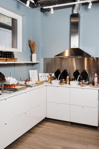 Dapur atau dapur kecil di ODDSSON Midtown Hotel