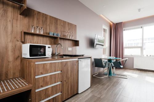 Dapur atau dapur kecil di ODDSSON Midtown Hotel