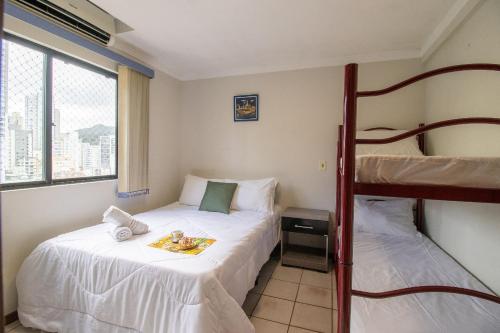 Una cama o camas en una habitación de BK83 - 2 Dorm Climatizados, Garagem, Próx Calçadão