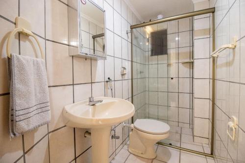 Un baño de BK83 - 2 Dorm Climatizados, Garagem, Próx Calçadão