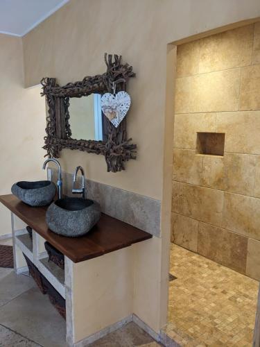 une salle de bain avec deux lavabos et un miroir dans l'établissement Maison au Castellet, au Castellet