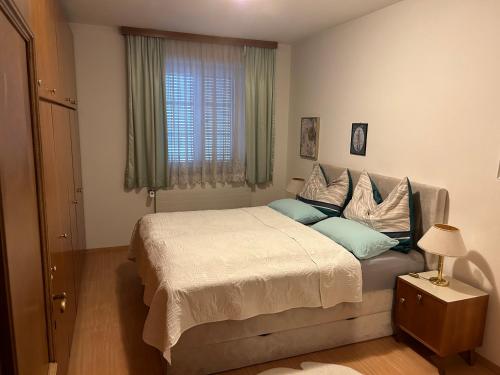 a bedroom with a bed and a window at ALTSTADT-APARTMENTS Bad Radkersburg - Ihr Zuhause auf Reisen in Bad Radkersburg