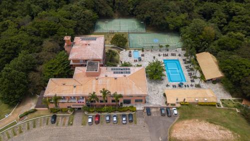 an aerial view of a house with a tennis court at Hotel Fazenda Brisa Itu in Itu