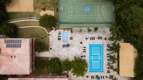 an overhead view of a yard with a pool at Hotel Fazenda Brisa Itu in Itu