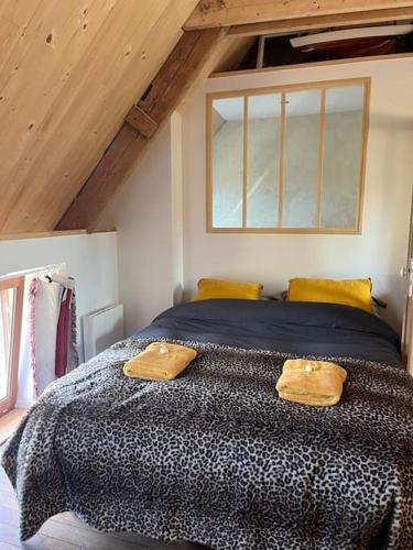 une chambre avec un lit avec deux serviettes dessus dans l'établissement Charmant Cottage d'artistes, à Blainville-sur-Mer