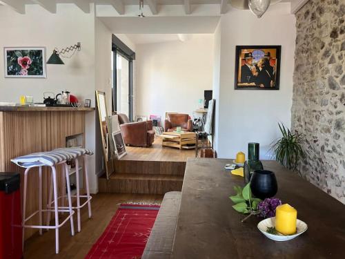 - un salon avec une table en bois dans l'établissement Charmant Cottage d'artistes, à Blainville-sur-Mer