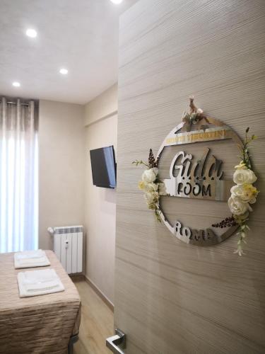 Televiisor ja/või meelelahutuskeskus majutusasutuses Gidà Room Metro B Monti Tiburtini Roma