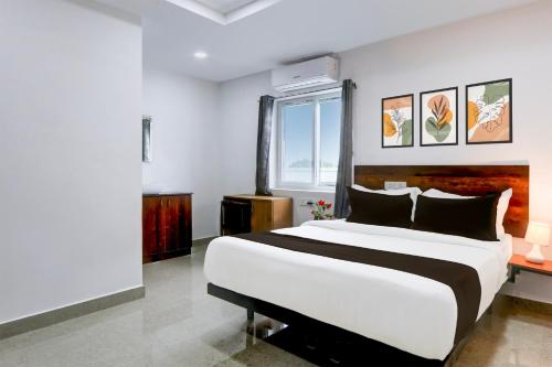 En eller flere senge i et værelse på FabHotel Sri Jahnavi