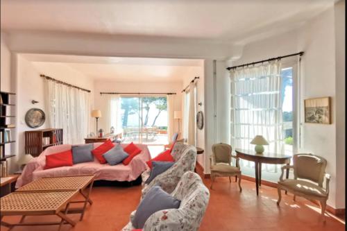 un salon avec un canapé et une table dans l'établissement Beautiful villa with garden and sea view, à Saint-Aygulf