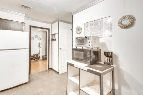 Η κουζίνα ή μικρή κουζίνα στο Pet-Friendly Jackson Home with Large Fenced Yard!