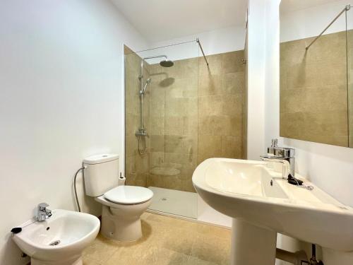 een badkamer met een toilet, een wastafel en een douche bij Encanto del mar, shared pool in Puerto del Carmen