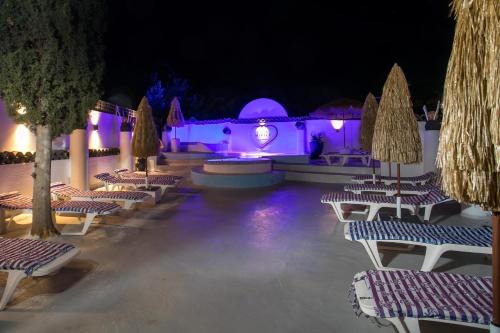 Bazén v ubytování CASA MIKELE by Sarikas - SEA SIDE SUITES and STUDIOS -adults only nebo v jeho okolí