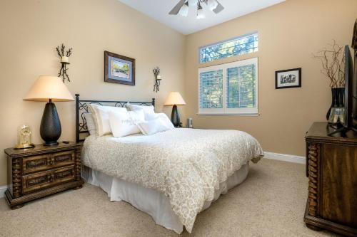 a bedroom with a bed and a window at Cozy foothills home in Grass Valley