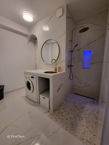 une salle de bain avec un lavabo, un miroir et une douche dans l'établissement Loft Les Cigales, refait à neuf à 5min de la mer avec parking - By AURAconciergerie, à Saint-Cyr-sur-Mer