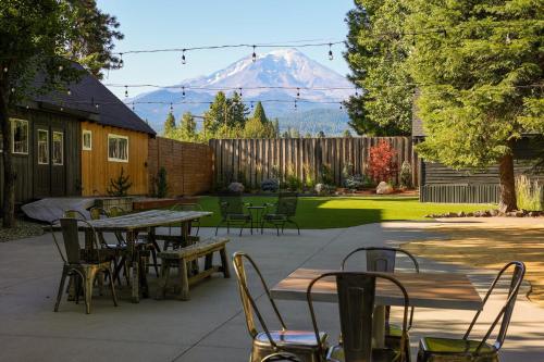 a patio with a table and chairs and a mountain at Shasta View Lodge in McCloud