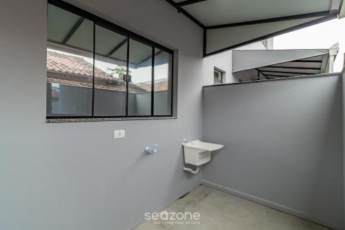 Ένα μπάνιο στο Duplex 2Q próx. praia c/ garagem RRT0098