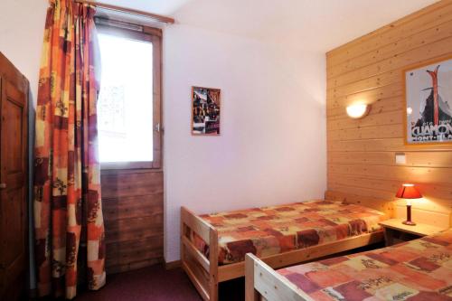 une chambre avec deux lits et une fenêtre dans l'établissement Résidence Carroley A - 2 Pièces pour 5 Personnes 87, à Mâcot La Plagne