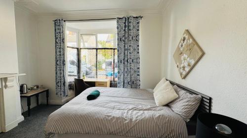 un dormitorio con una cama y una ventana en Ella street Double room, en Hull