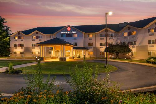 an exterior view of a hotel at dusk at Best Western PLUS Executive Court Inn & Conference Center in Manchester