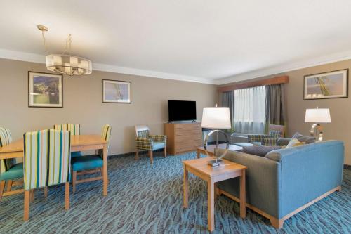 a living room with a couch and a dining room at Best Western PLUS Executive Court Inn & Conference Center in Manchester