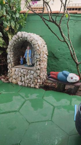a small building with a statue of a bird in it at Pousada Miosotis in Nova Viçosa