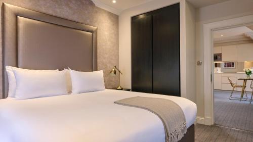 En eller flere senge i et værelse på Fraser Suites Edinburgh