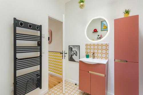 La cuisine est équipée d'un réfrigérateur et d'un évier. dans l'établissement Relais Cocorico - Cocon proche tour Eiffel avec baignoire Balnéo, à Paris