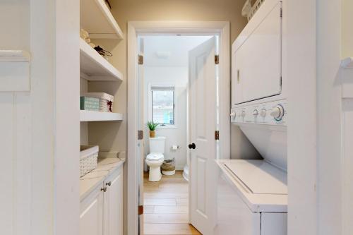 une salle de bains blanche avec toilettes et lavabo dans l'établissement South Bethany - 119 Elizabeth Way, à South Bethany