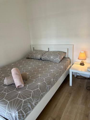 - une chambre avec un lit doté d'une lampe et d'une table dans l'établissement Bonito apartamento cerca De la Torre Eiffel, à Paris