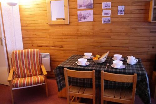 une table de salle à manger avec un bol de fruits dessus dans l'établissement Résidence Nantchu - NANTCHU 21 MAE-4391, à Les Allues