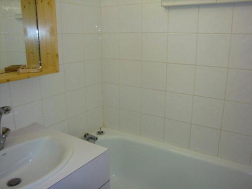 une salle de bain avec une baignoire blanche et un lavabo dans l'établissement Résidence Nantchu - NANTCHU 21 MAE-4391, à Les Allues