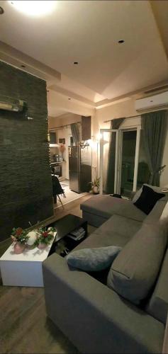a living room with a couch and a table at διαμέρισμα Αλαμάνας 9 in Paphos