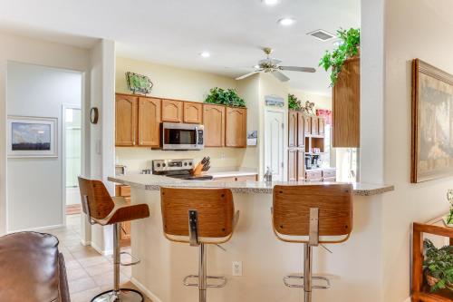 Dapur atau dapur kecil di WFH-Friendly Surprise Hub Fire Table, Gas Grill
