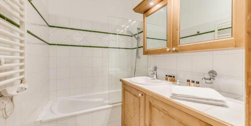 une salle de bain avec un lavabo, une baignoire et une douche dans l'établissement Résidence Les Alpages - 3 Pièces pour 6 Personnes MAE-6154, à Champagny-en-Vanoise