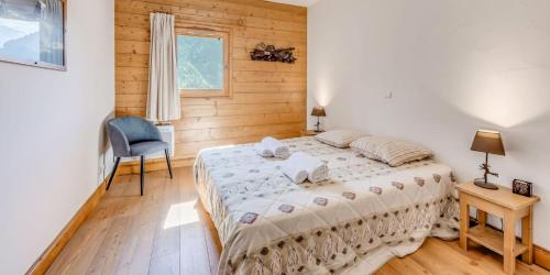 une chambre avec un lit, une chaise et une fenêtre dans l'établissement Résidence Les Alpages - 3 Pièces pour 6 Personnes MAE-6154, à Champagny-en-Vanoise
