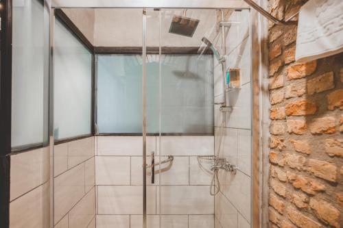 Un baño con ducha con puerta de cristal. en Novus Pera Hotel, en Estambul
