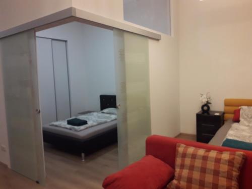 a living room with a bed and a mirror at APARTMENT Top 10 ZENTRUM mit 2 Betten BESTROOMS eU in Steyr