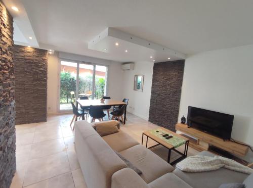 un salon avec un canapé et une table dans l'établissement Superbe appartement, à Aucamville