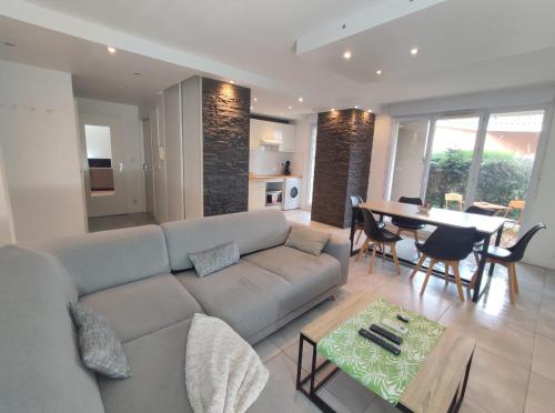 un salon avec un canapé et une table dans l'établissement Superbe appartement, à Aucamville