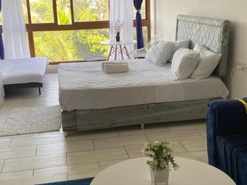 Ένα ή περισσότερα κρεβάτια σε δωμάτιο στο Coastal comfort breeze hotel