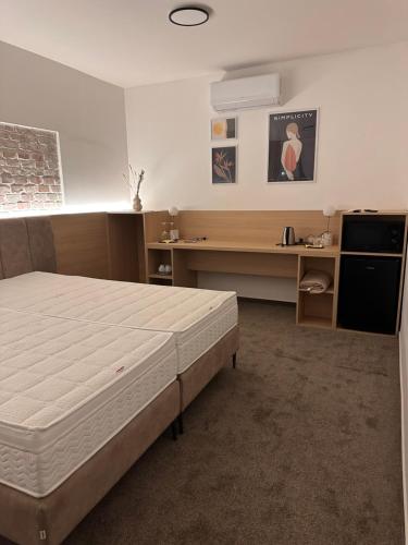 Ένα ή περισσότερα κρεβάτια σε δωμάτιο στο Apartmány Reduta - new
