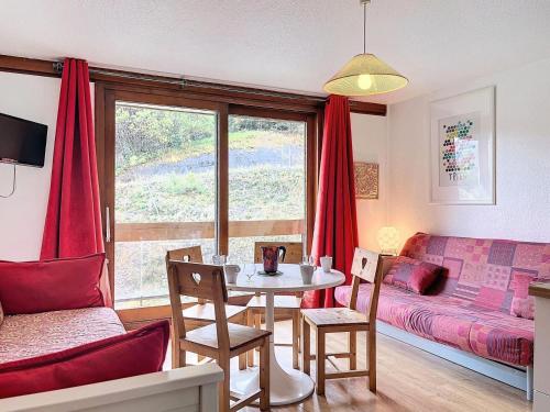 un salon avec une table et un canapé dans l'établissement Résidence Zodiaque - STUDIO ALCÔVE LUMINEUX 4/5 PERSONNES MAE-5331, à Villarembert