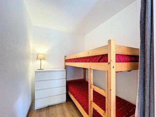 une chambre avec deux lits superposés dans une pièce dans l'établissement Résidence Zodiaque - STUDIO ALCÔVE LUMINEUX 4/5 PERSONNES MAE-5331, à Villarembert