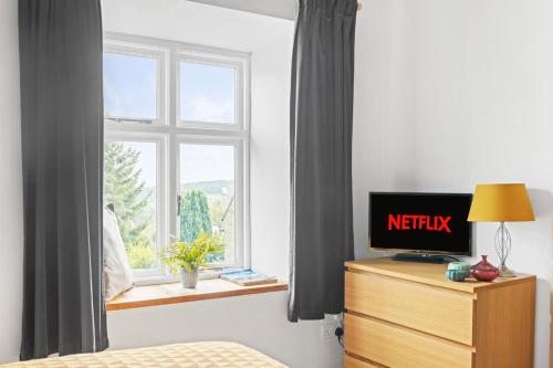 TV a/nebo společenská místnost v ubytování Bumblebee cottage in Crich, Peak District, Cosy retreat for two