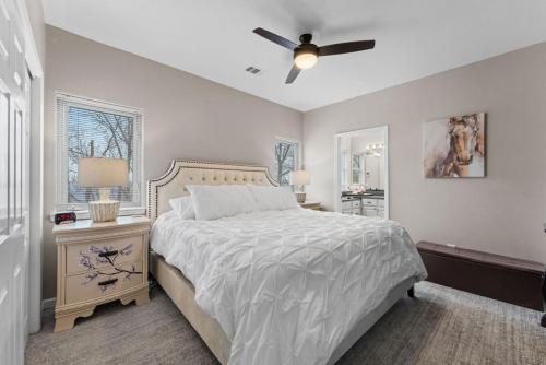 una camera da letto con un letto e un ventilatore a soffitto di Dream Retreat 5 mn to SDC 2BR 2.5 BA Stonebridge a Reeds Spring