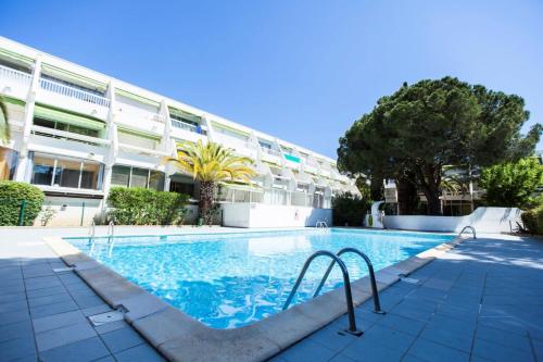 une piscine devant un immeuble dans l'établissement Port Vincent - Appartement dans résidence avec piscine MAE-1114, à La Grande Motte