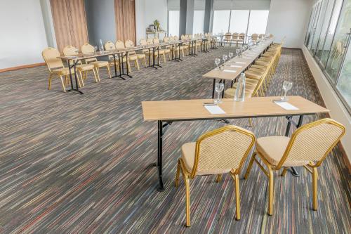 a row of tables and chairs in a room at Sonesta Hotel Cartagena in Cartagena de Indias