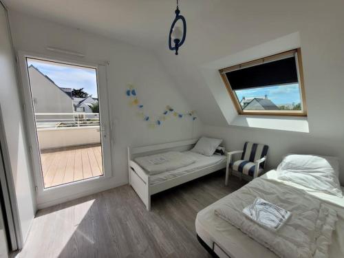 une petite chambre avec un lit et une fenêtre dans l'établissement Magnifique maison face à la mer, à Damgan