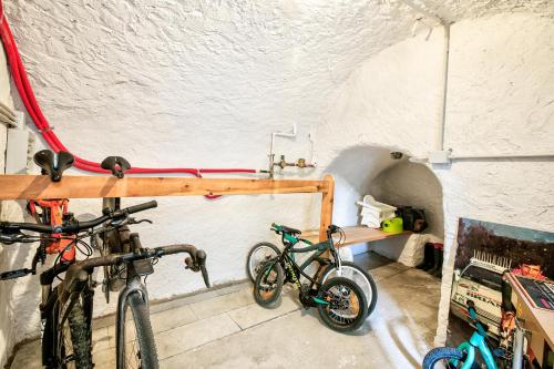 due biciclette parcheggiate in una stanza con un muro di Al Mandorlo Family & Bike Friendly - Happy Rentals ad Arco